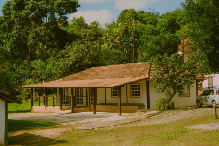 Rustic house nestled in a lush landscape, ideal for a peaceful retreat.